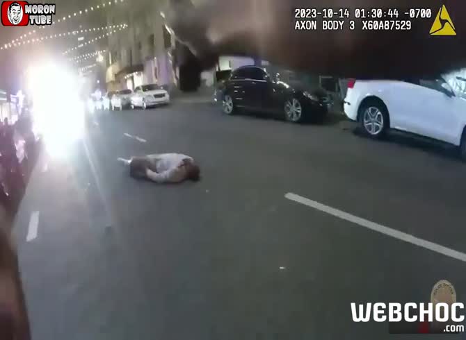 Video :After menacing onlookers with a knife, a man was neutralized by police